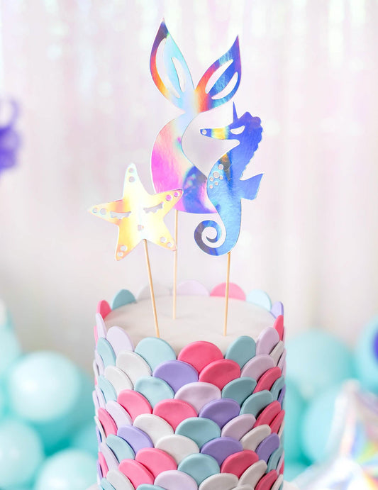 Gros plan sur la queue, l'étoile et l'hippocampe du cake toppers sirène