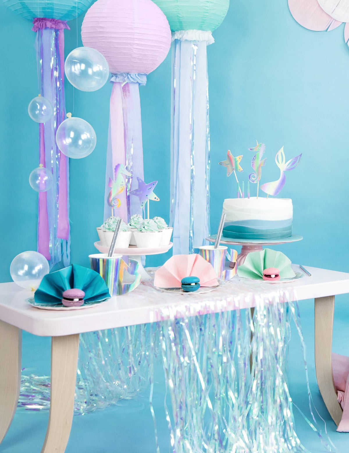 Pregled svečanog stola s cake toppers sirene