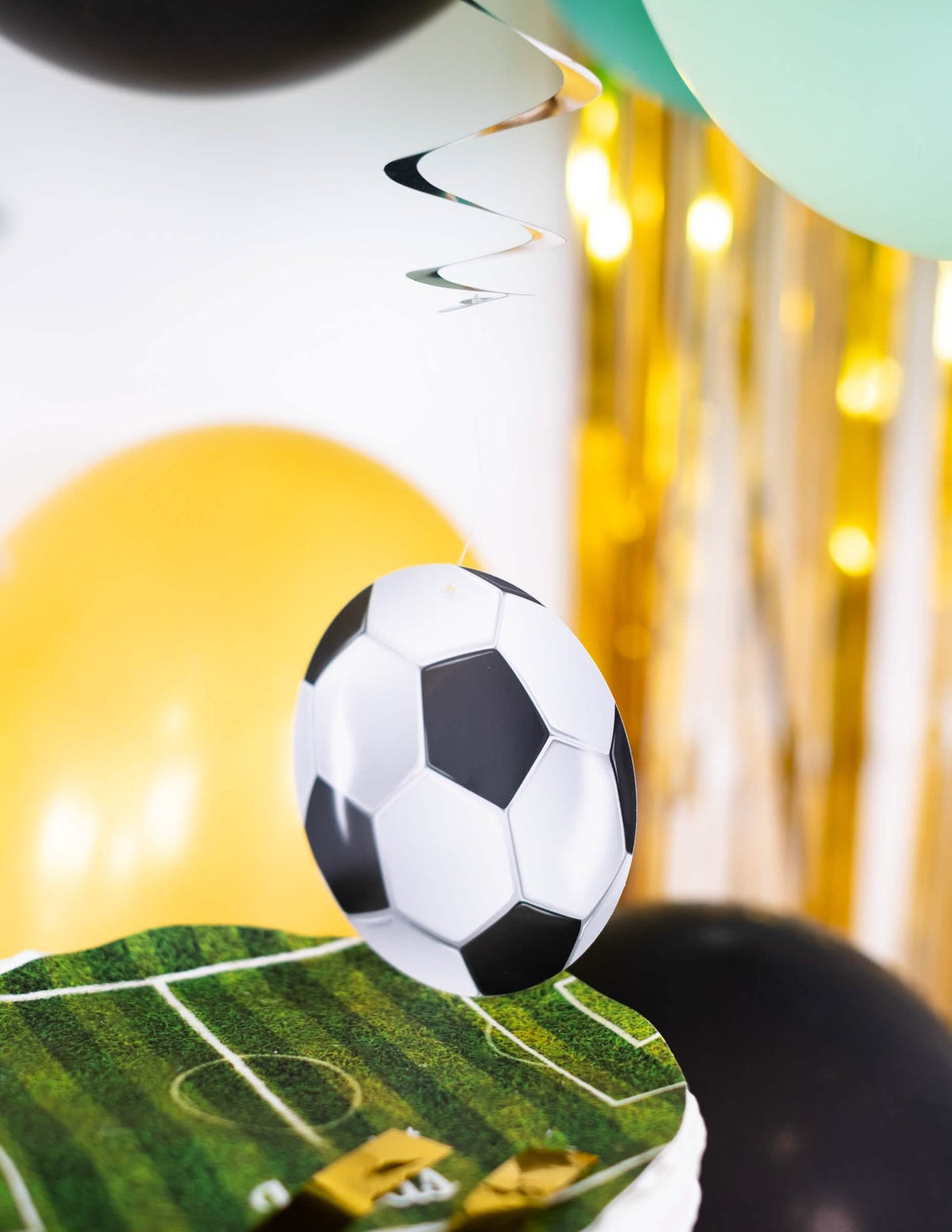 Krupni plan nogometne lopte visećih dekoracija Foot party
