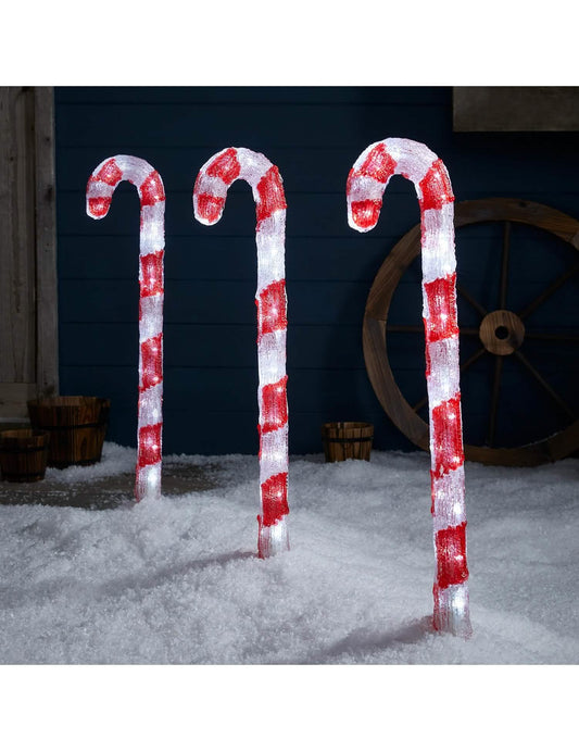 Mise en situation dans la neige des décorations lumineuses sucre d'orge