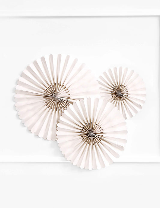 Détail de l'agencement des 3 rosaces décoratives en papier pour mariage
