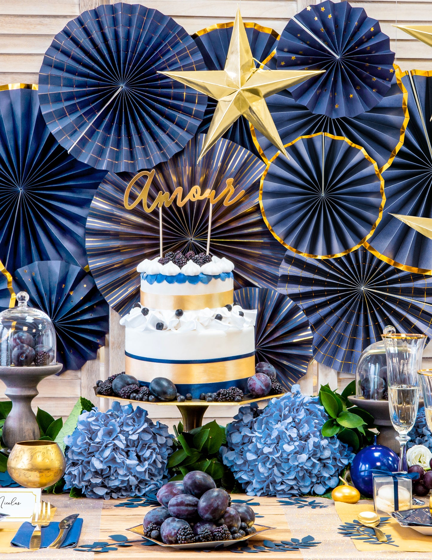 3 rozete od tamnoplave i zlatne kartona 23, 32 i 40 cm za vješanje