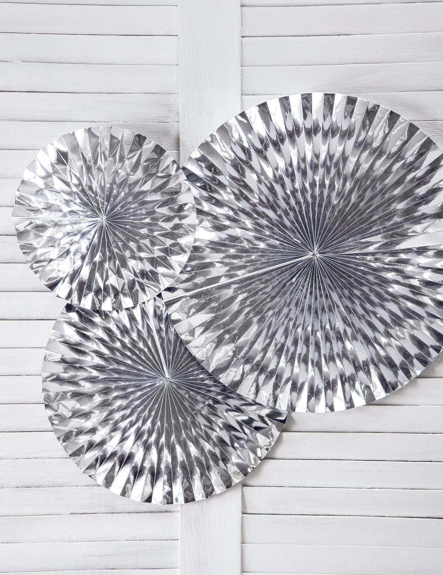 3 srebrne papirnate rozete, veličine 40, 32 i 23 cm objesiti