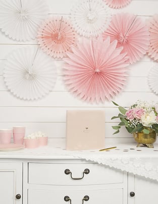 Mise en scène des rosaces éventails en papier pour décoration blanc