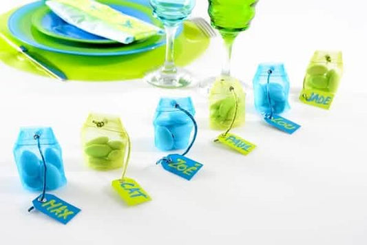 Mise en situation sur table de fête du contenant sachet de thé organdi pour dragées turquoise