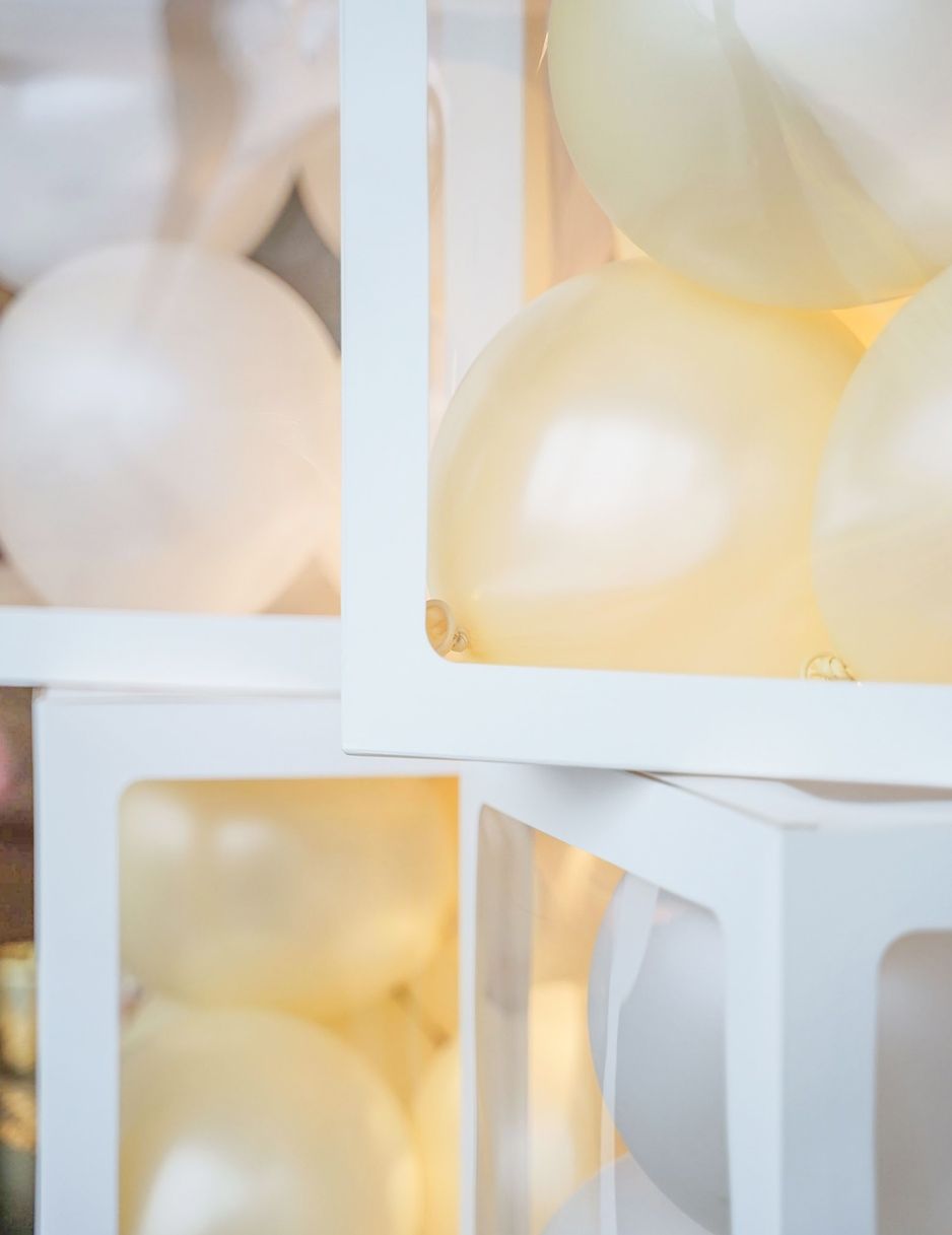 4 kocke s bijelim prozirnim balonima 30 cm