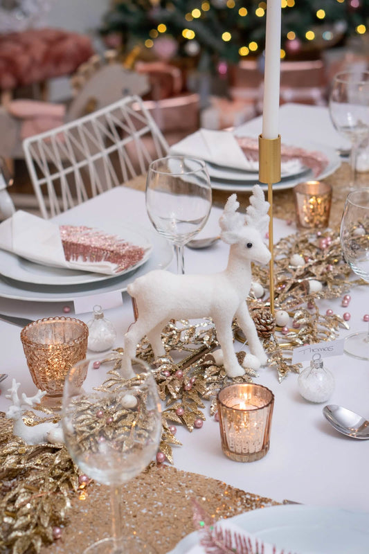 Mise en scène sur table de fête du photophore en verre pour bougies pour décoration de fête