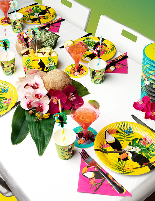 Mise en situation sur une table de fête des pics en bois toucan