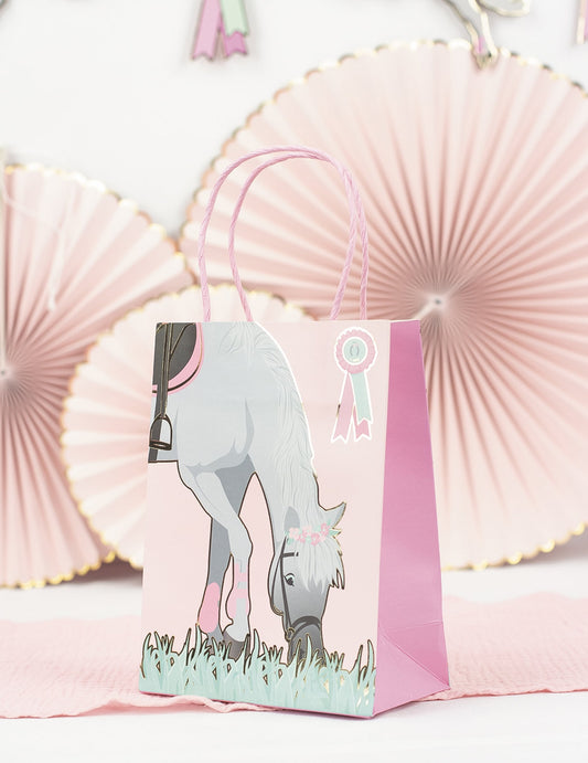 Mise en scène dans un décor de fête du sac cadeau en papier cheval