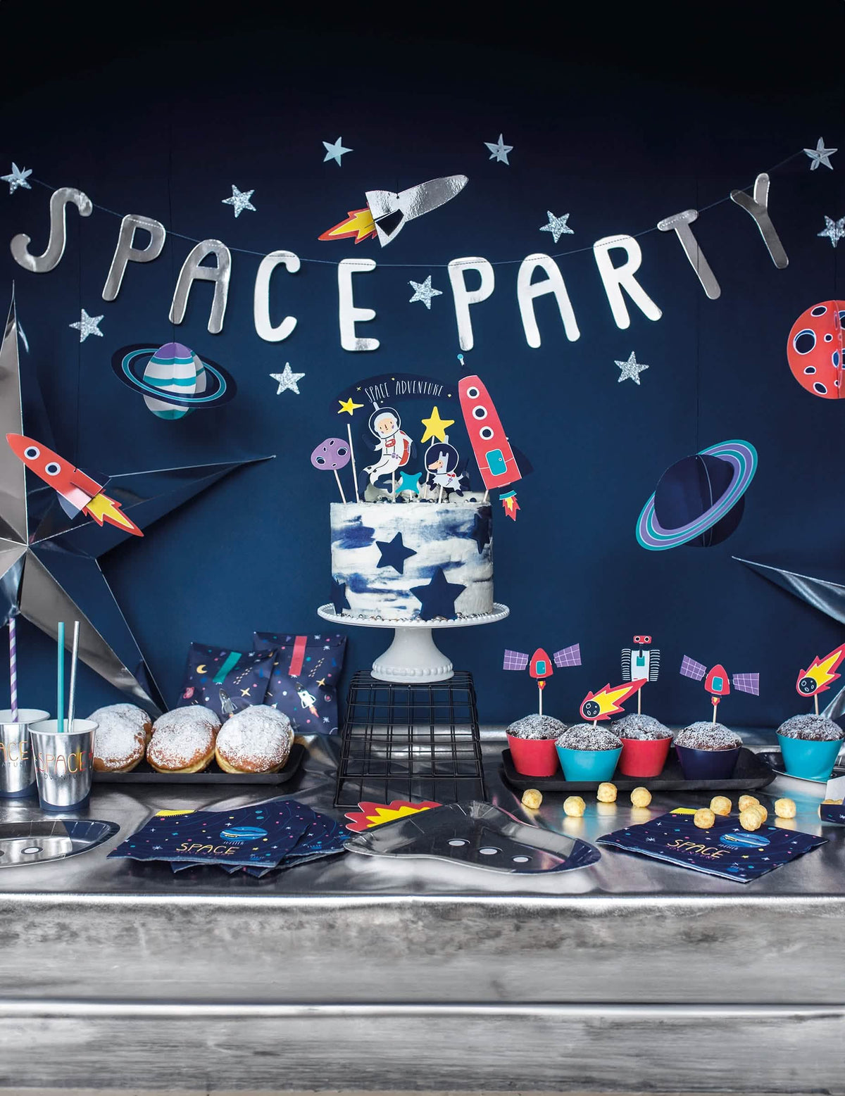 Postavljanje kartonskih visećih ukrasa space adventure