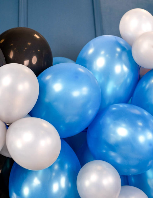 Gros plan sur l'effet brillant des ballons bleus métallisés pour fête