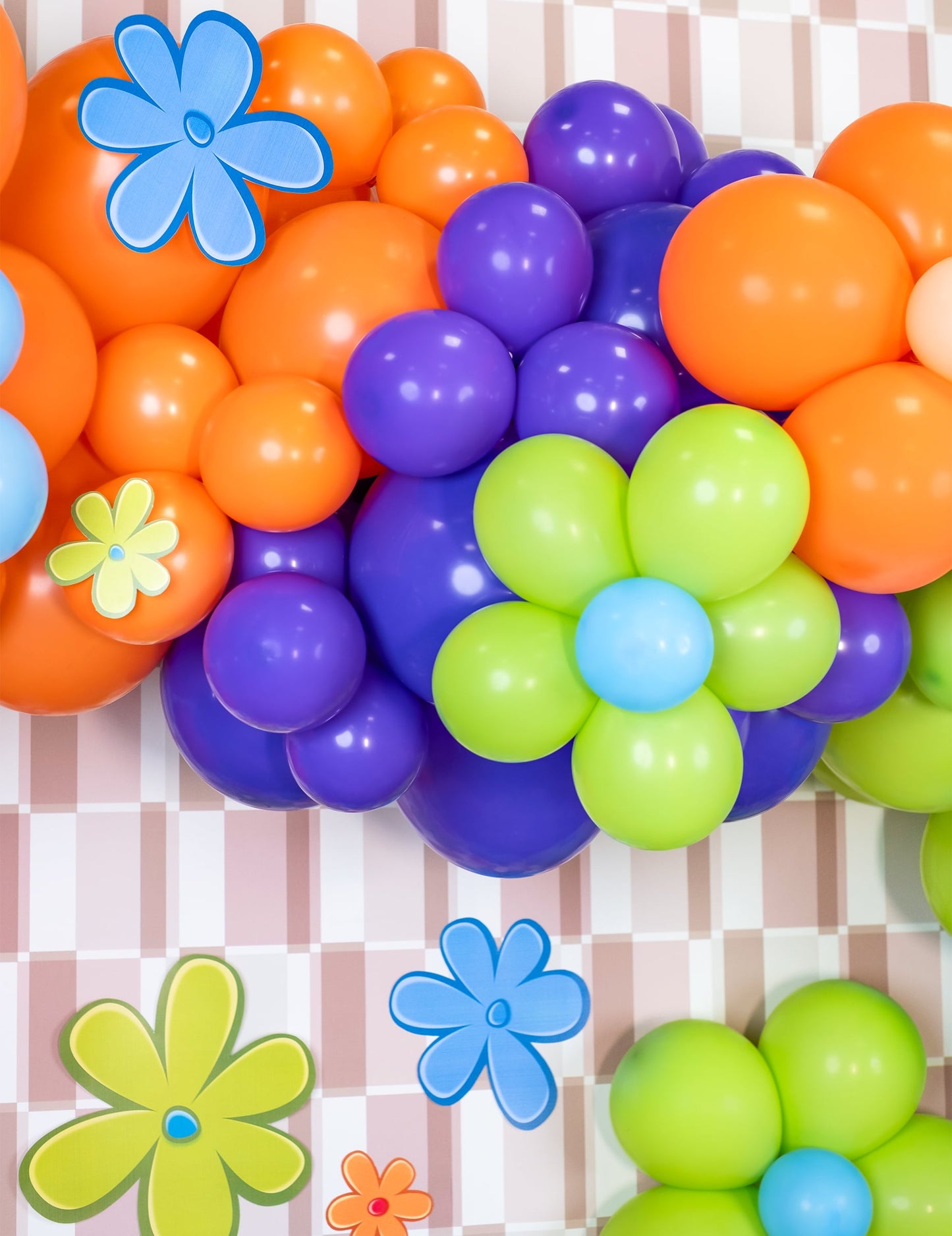Détail de l'arche de ballons de baudruche violets pour décoration de fête