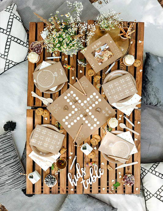 Mise en scène de table des confettis en bois cœurs pour mariage naturel