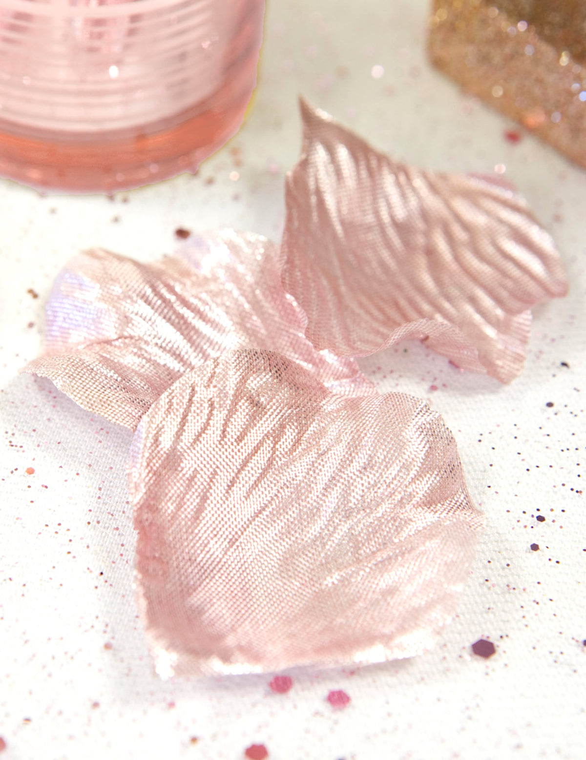 Gros plan sur la texture des pétales de rose en tissu pour décoration