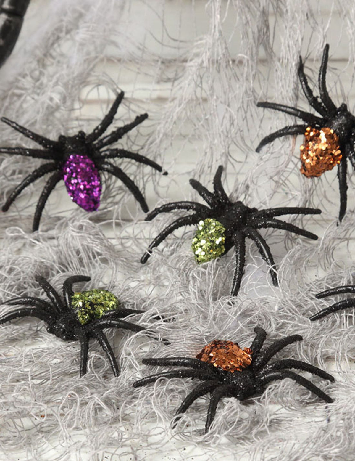 Postavljanje na mrežu pauka od blještavih halloween pauka za dekoraciju