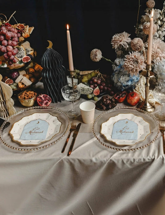 Mise en situation sur une table de fête des assiettes Étoiles pour fête
