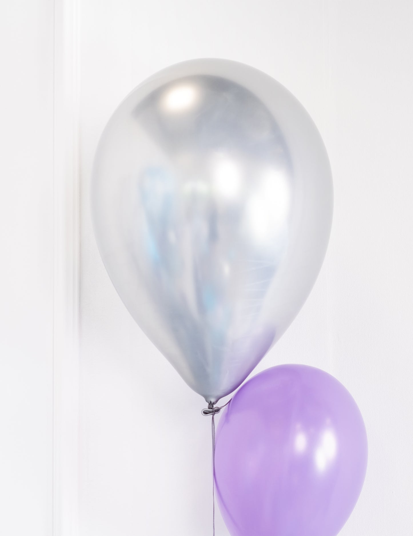 Détail de la texture satinée du Ballons en latex argentés pour fête