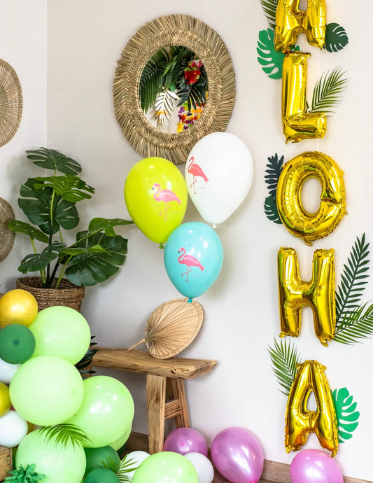 Mise en situation dans un décor tropical des ballons en latex flamingo paradise