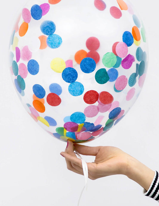 Gros plan sur les confettis des ballons en latex confettis multicolores pour fête transparents