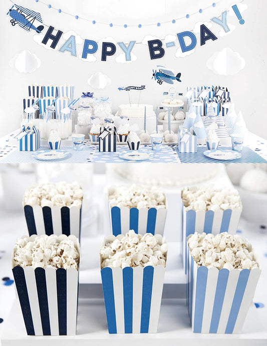 Mise en situation des boîtes à popcorn à rayures pour fête bleues