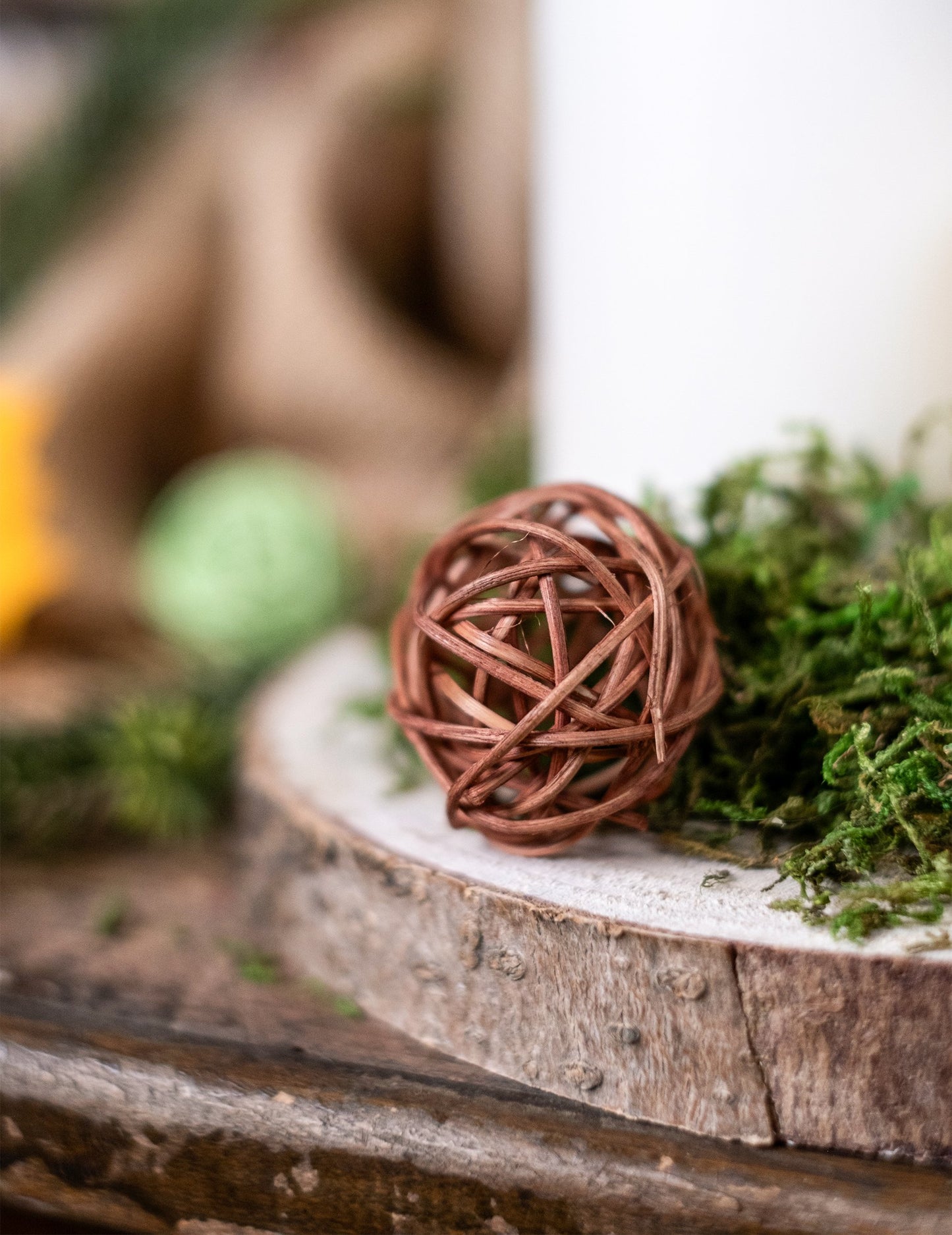 Krupni plan smeđe kuglice na drvenoj podlozi ukrasnih kuglica od pruća za zabavu