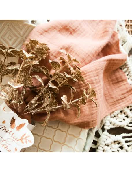 Détail des paillettes cuivrées du 6 branches d'eucalyptus Noël féerique