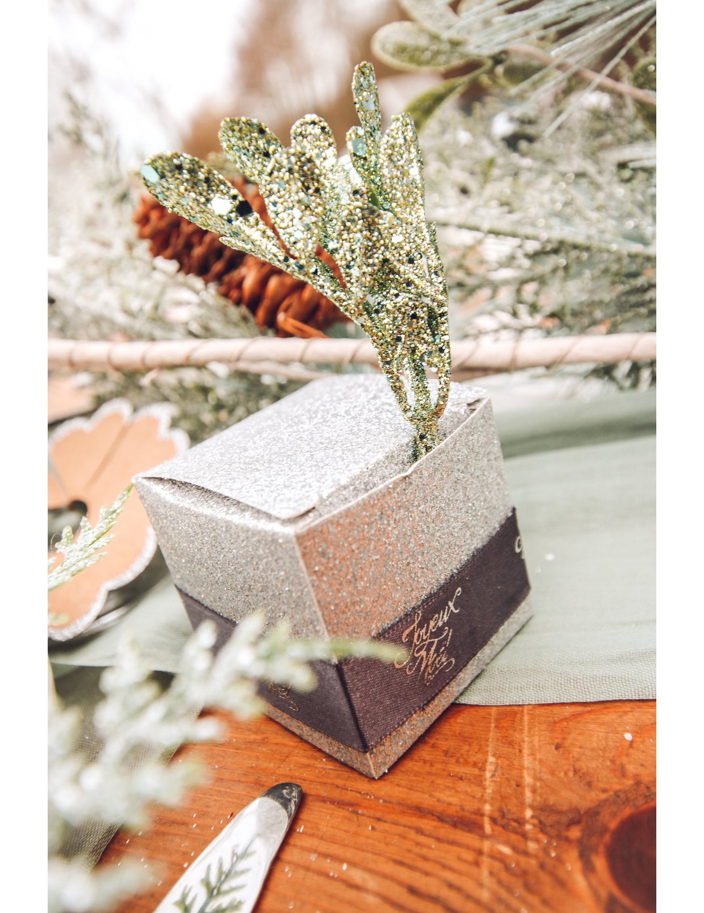 6 grančica na stabljici s mentol šljokicama 16 cm