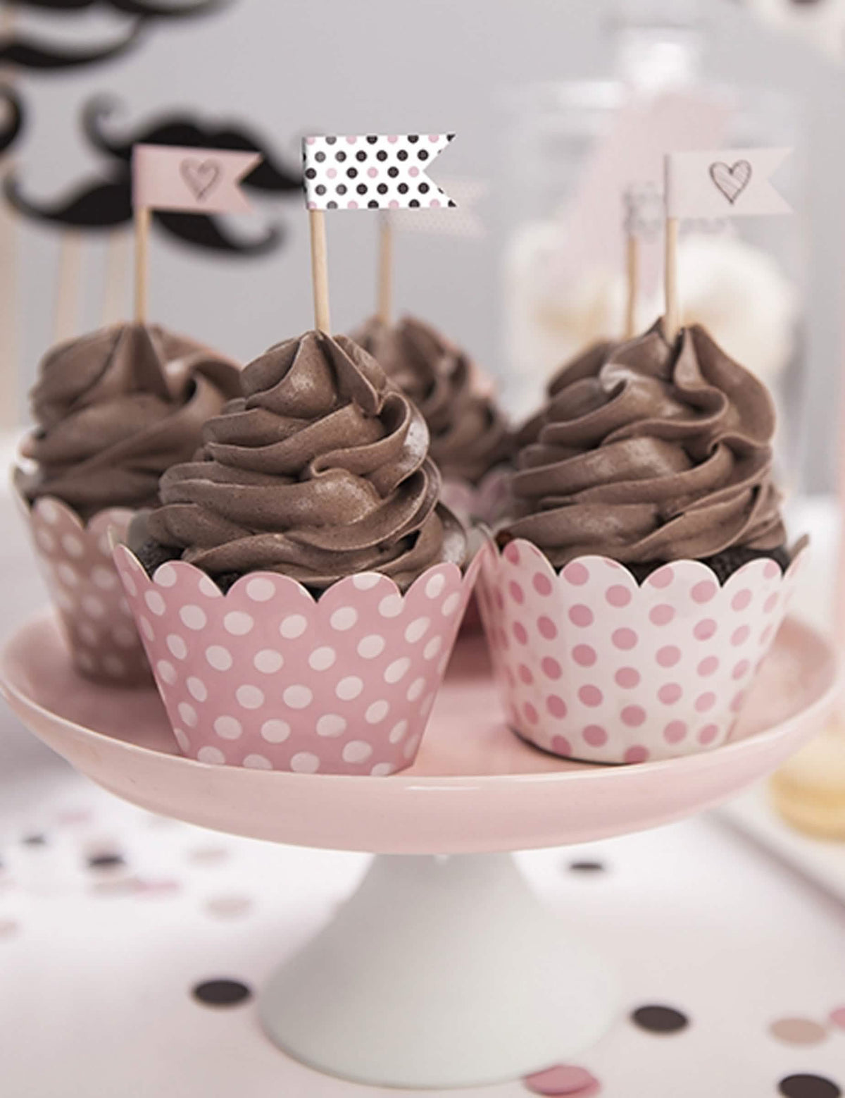 Postavljanje cupcake omotača s roza točkicama u puderasto ružičastoj boji od kartona