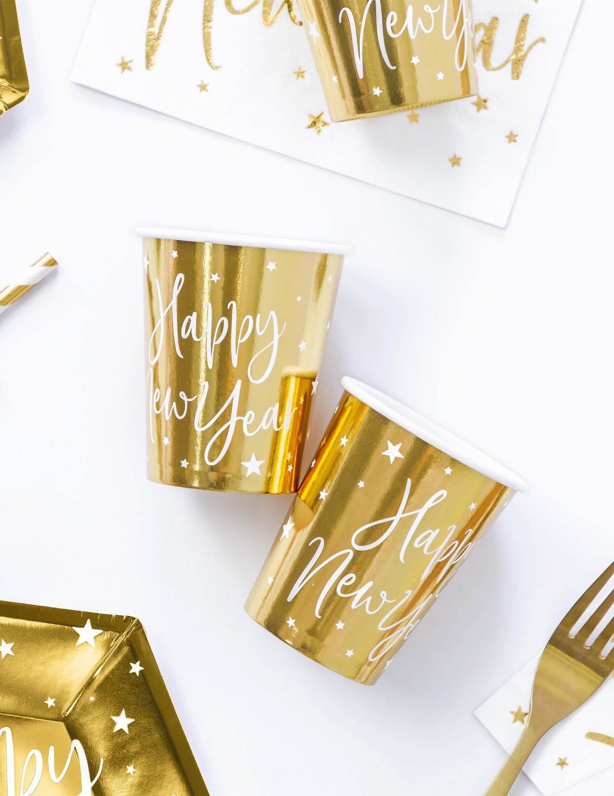 Mise en situation sur table de fête des gobelets en carton Happy New Year