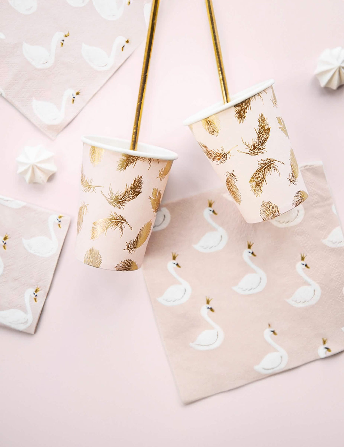 Postavljanje sa salvetama za kartonske čaše lovely swan roza i zlatnim perjem