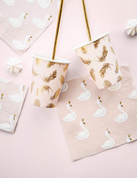 Mise en situation avec serviettes des gobelets en carton lovely swan rose et plumes dorées