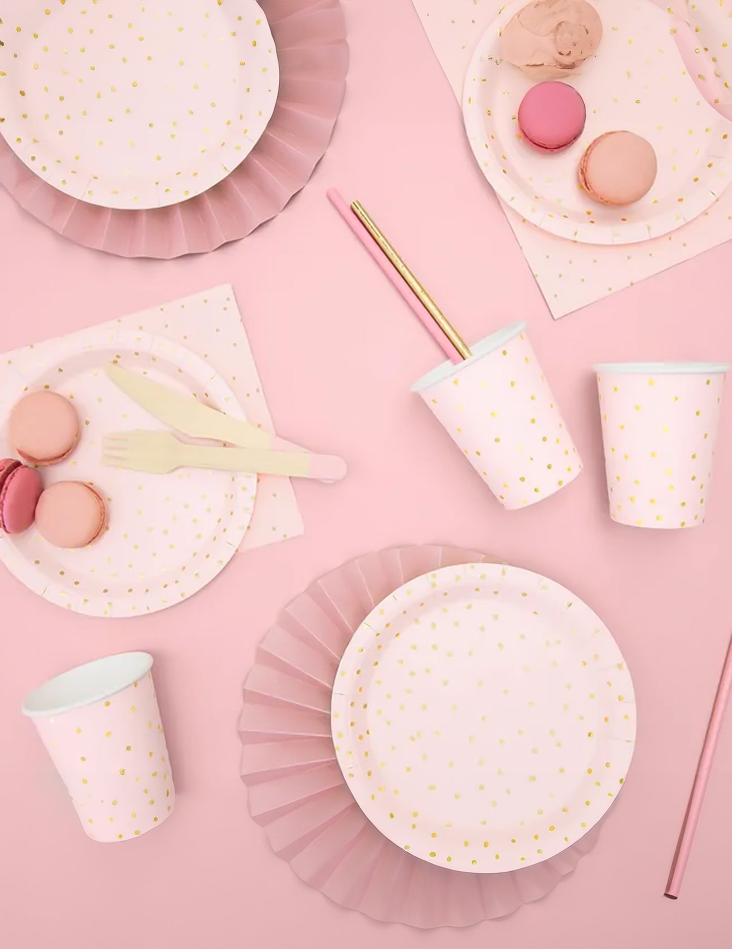 Mise en situation festive des gobelets en carton rose pâle et pois dorés