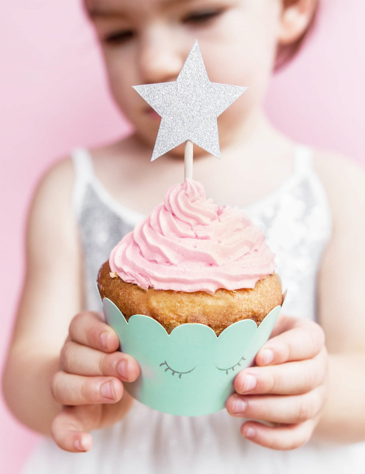 U prikazu cupcakea ukrašenog pastelnim ukrasom s jednorozima za cupcake