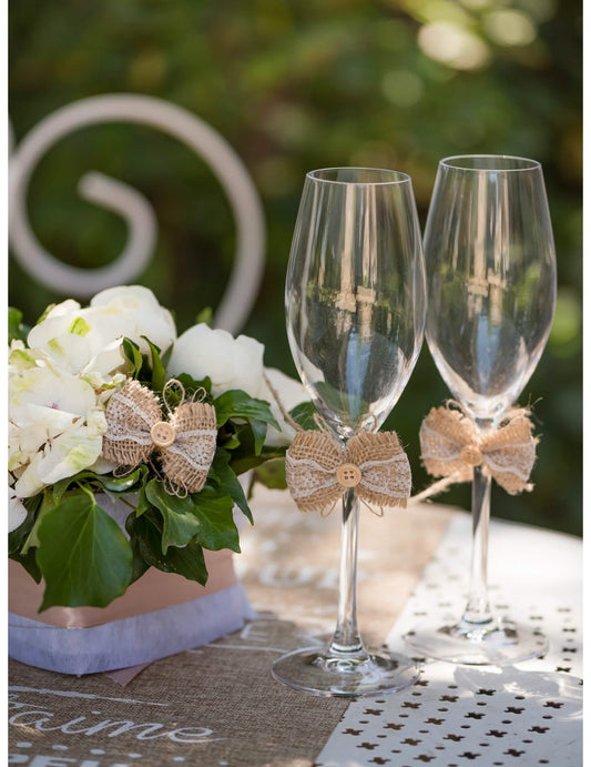 Mise en situation sur flûtes à champagne du mini nœud champêtre pour décoration en jute et dentelle avec bouton en bois