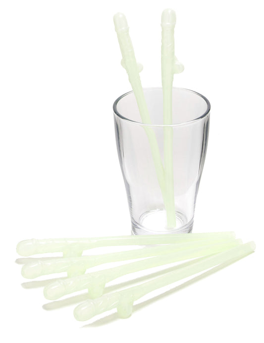 Mise en situation dans un verre des pailles coquines phosphorescentes