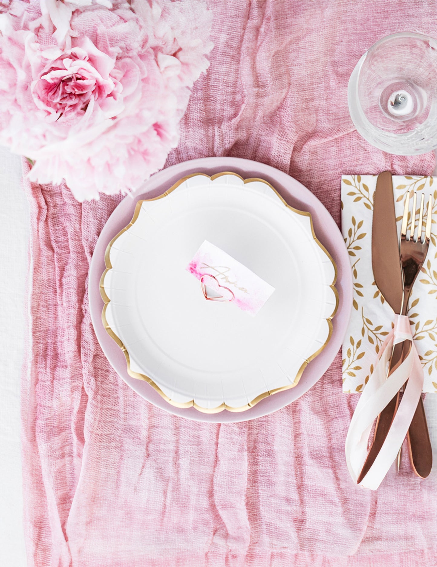 6 malih bijelih kartonskih tanjura s isklesanim zlatnim rubovima 18 cm