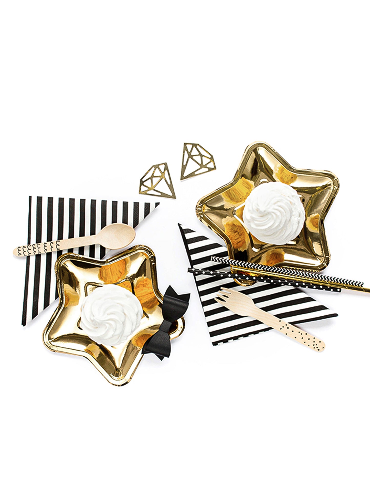 Mise en situation de table des assiettes en carton étoile pour fête métallique doré