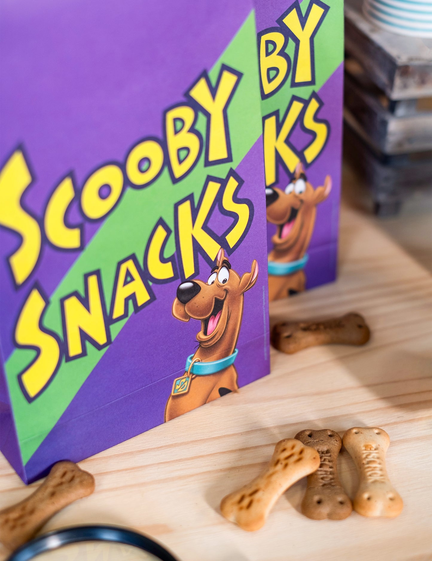 Mise en situation avec biscuits Scooby Snacks des sacs cadeaux Scooby-Doo