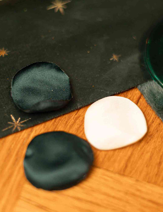 60 latica od satena boje slonovače i tamnozelene 3,5 cm