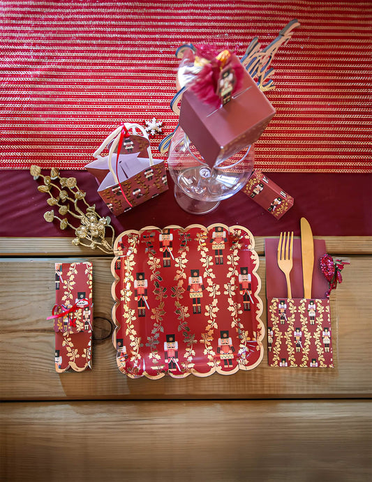 Mise en situation sur table des assiettes casse-noisette festif