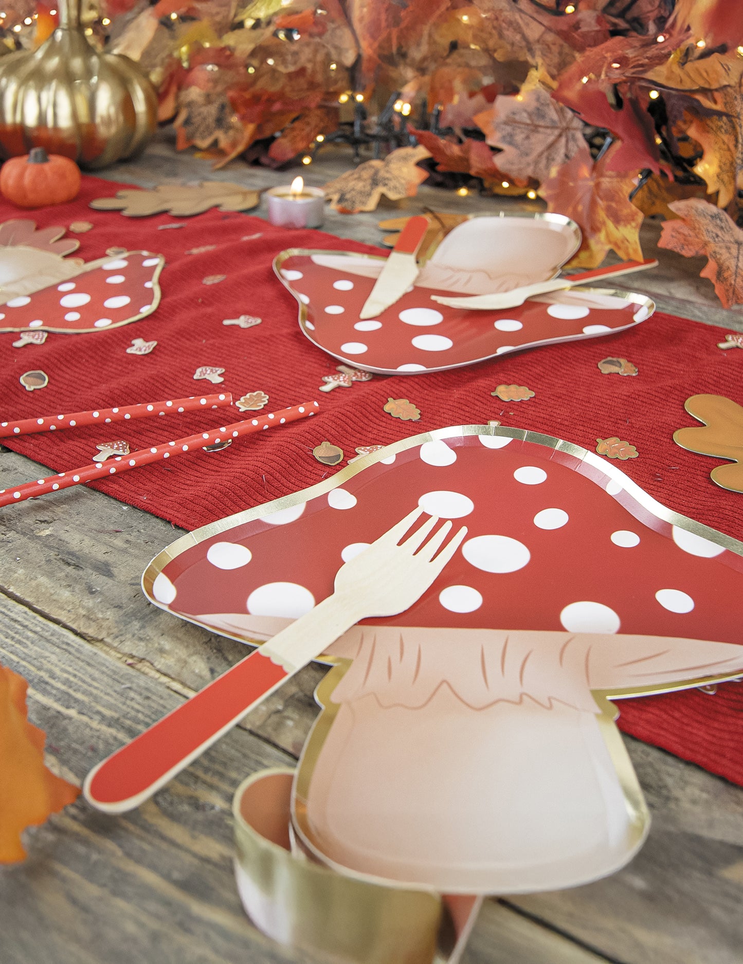 Mise en scène automnale des assiettes en carton champignon rouge et blanc à pois