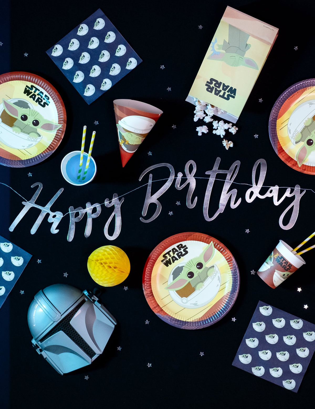Vue de dessus de la décoration de fête des assiettes en carton Bébé Yoda The Mandalorian