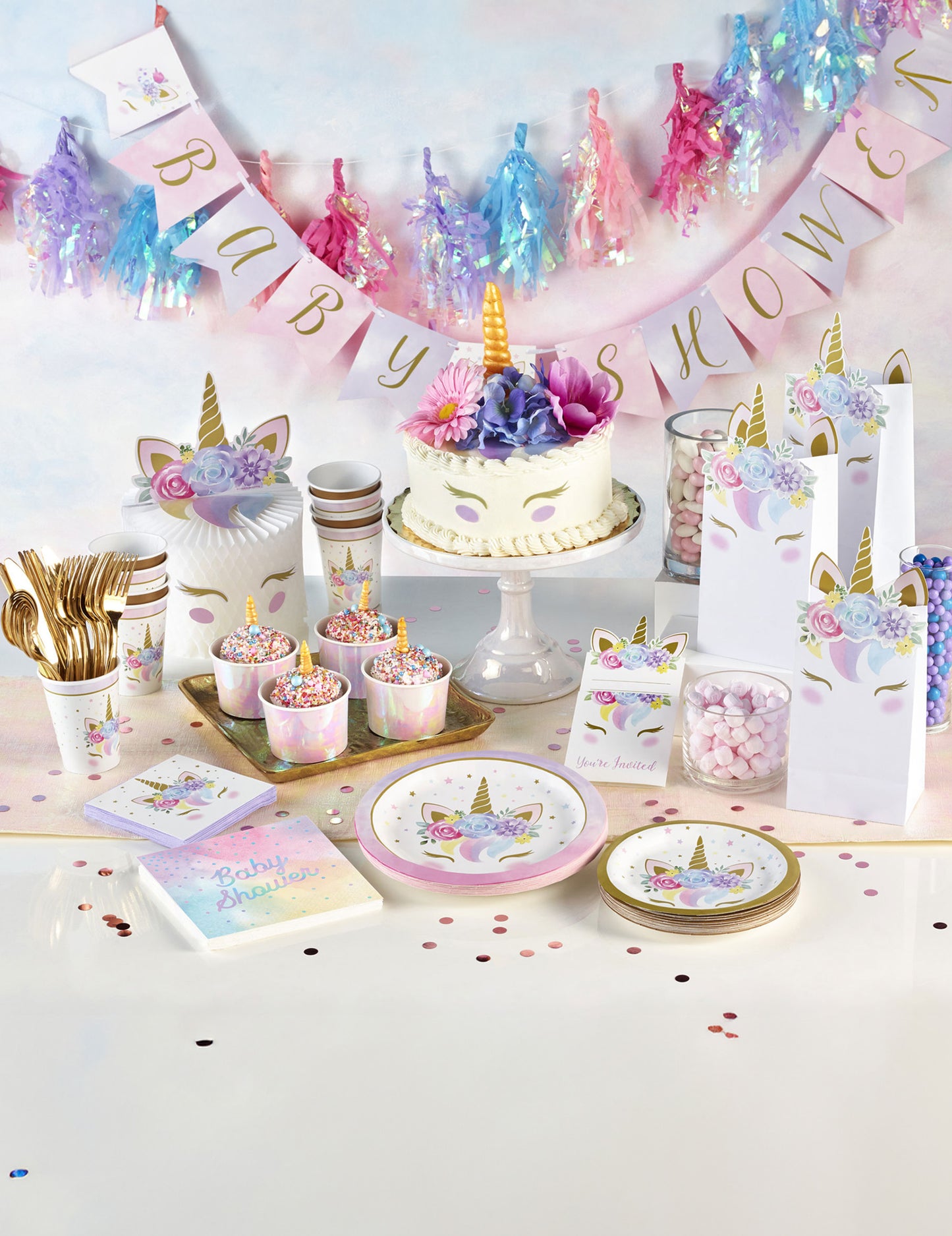 Mise en situation pour baby shower des assiettes en carton licorne féerique blanches