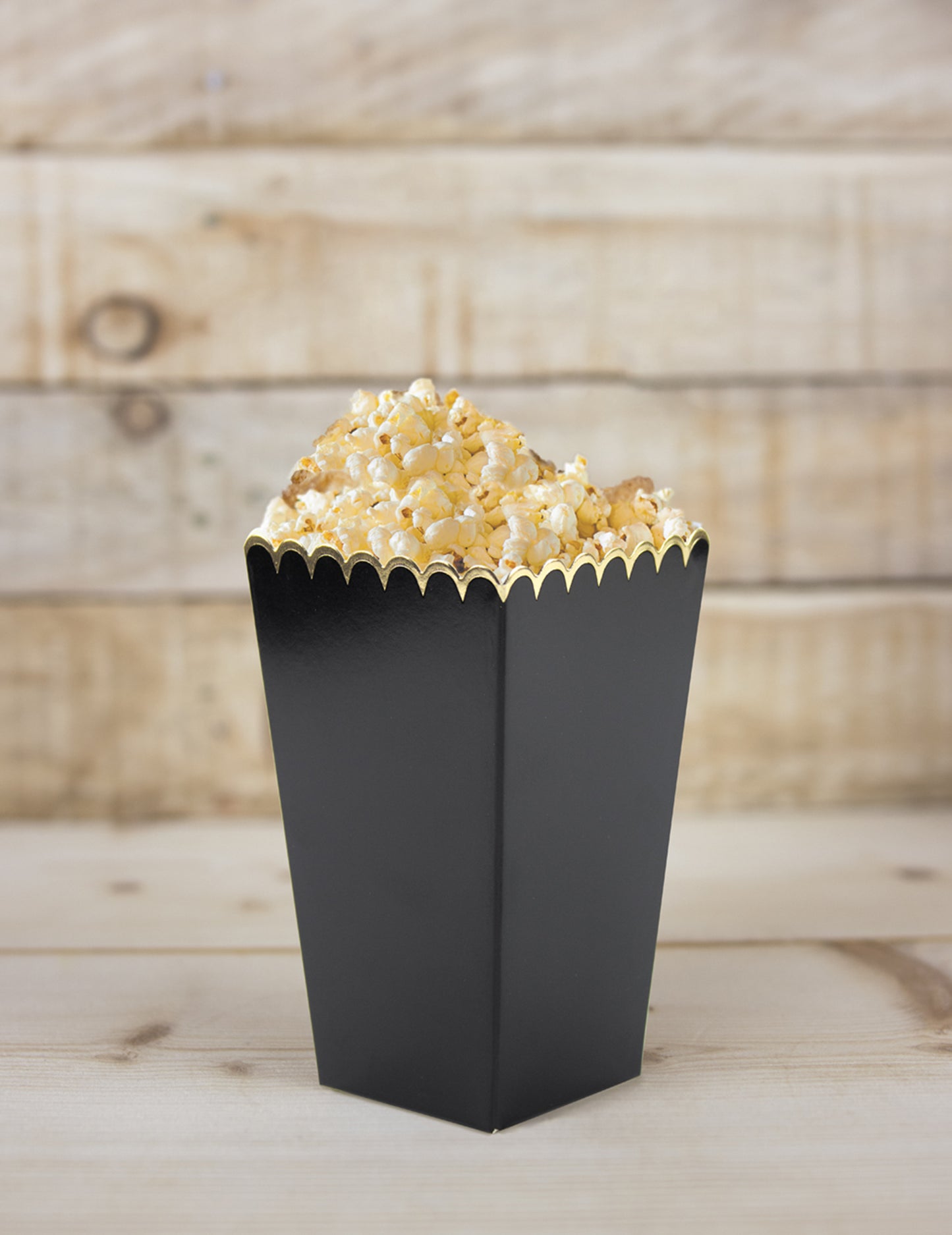 8 crnih kokica i zlatnih kutija 12,5 x 7 cm