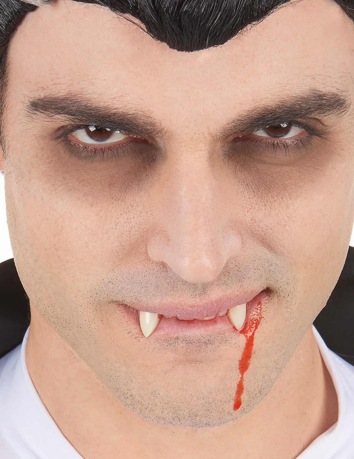 Detalj krvavog efekta na licu kapsula lažne krvi halloween