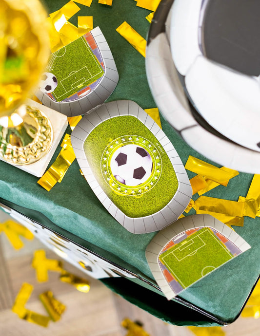 Mise en situation sur table de fête des cartes d'invitation avec enveloppes Stade de foot pour enfant