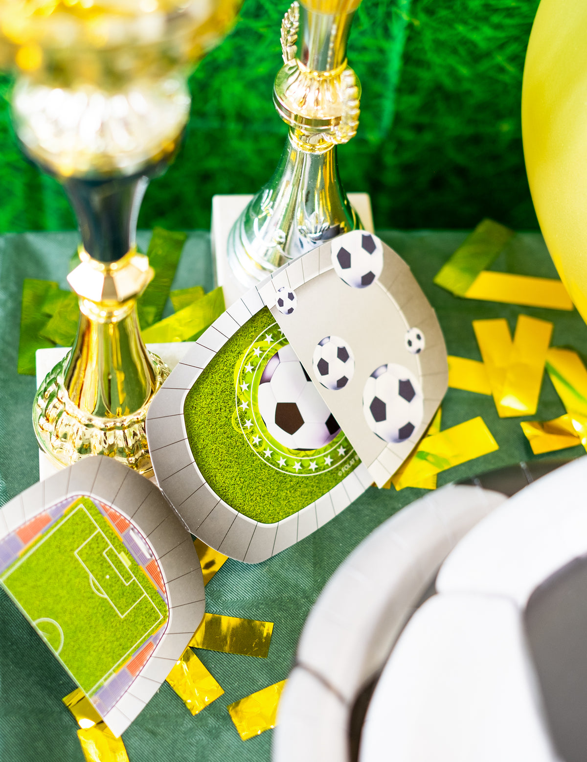 Prikaz zlatnih trofeja na pozivnicama s omotnicama Nogometni stadion za dijete