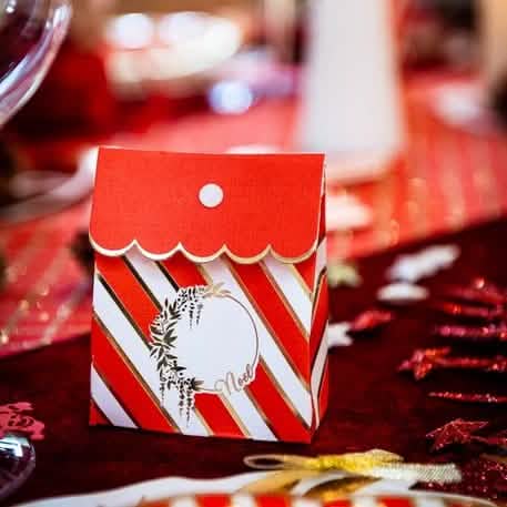 Mise en situation sur table de fête du contenant en carton pour Noël