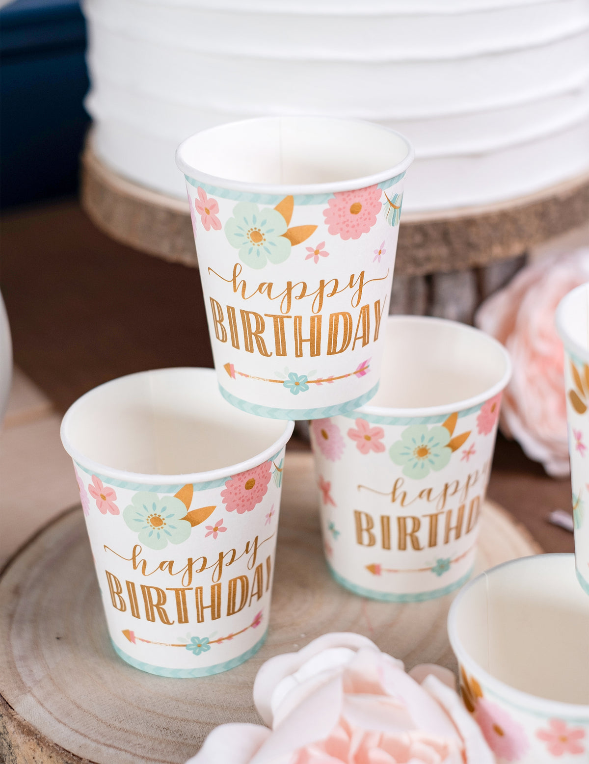 Pyramidalni prikaz boho papirnatih čaša happy birthday