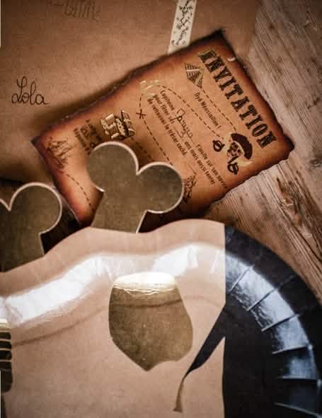 Détail de la carte et de l'enveloppe des invitations avec enveloppes carte au trésor pirate pour anniversaire kraft marron